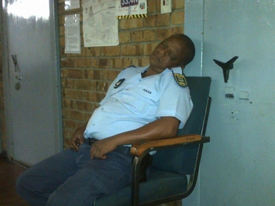 Rooi gesigte vir manne in blou